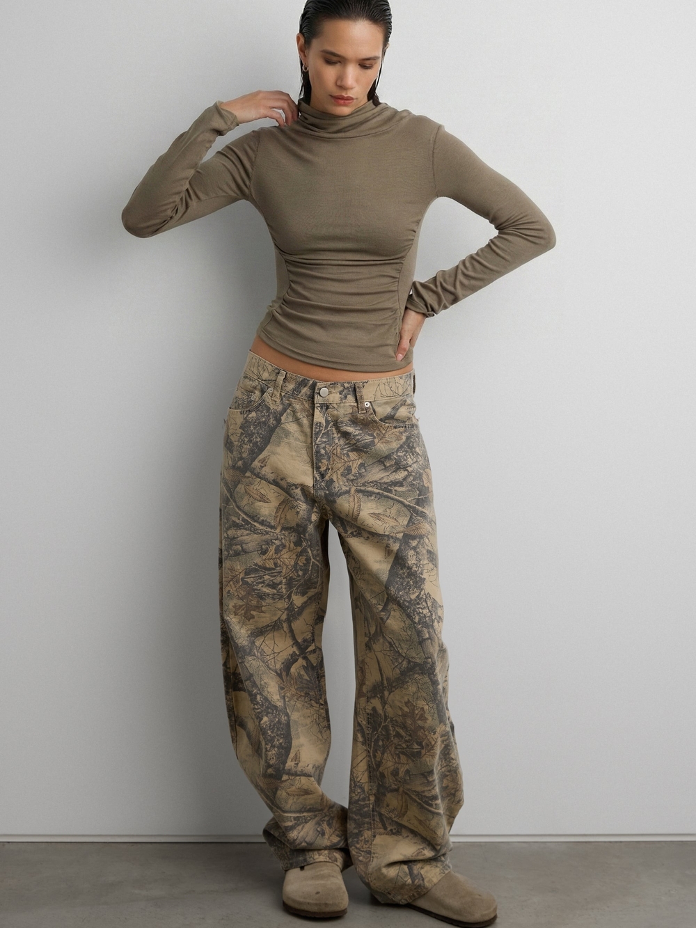 Women’s High-Rise Barrel Leg Printed Cargo Pants — Taupe Camo